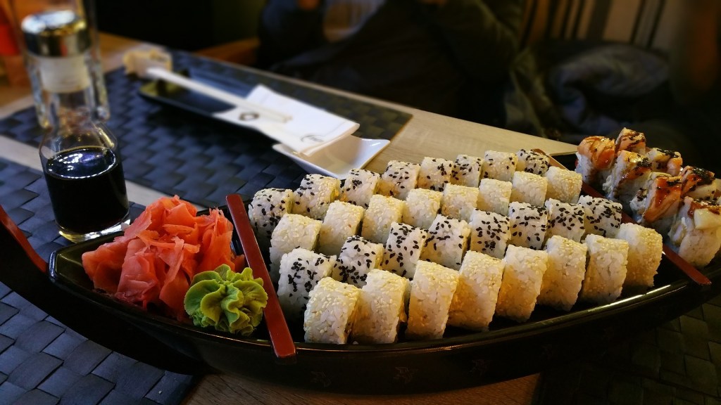 Fotografía de un plato de sushi acompañado de wasabi